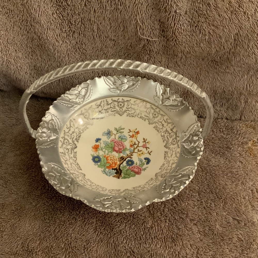 VINTAGE MID-CENTURY WROUGHT PRESSED ALUMINUM. HANDLED BOWL